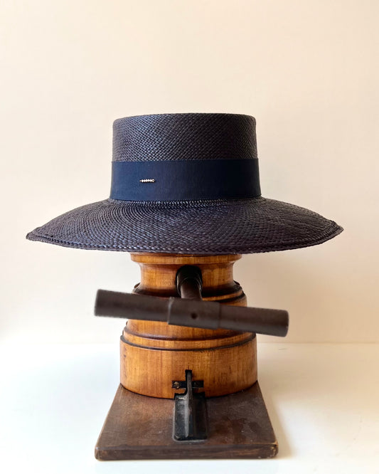 Denise bord Dior Cloche bleu nuit