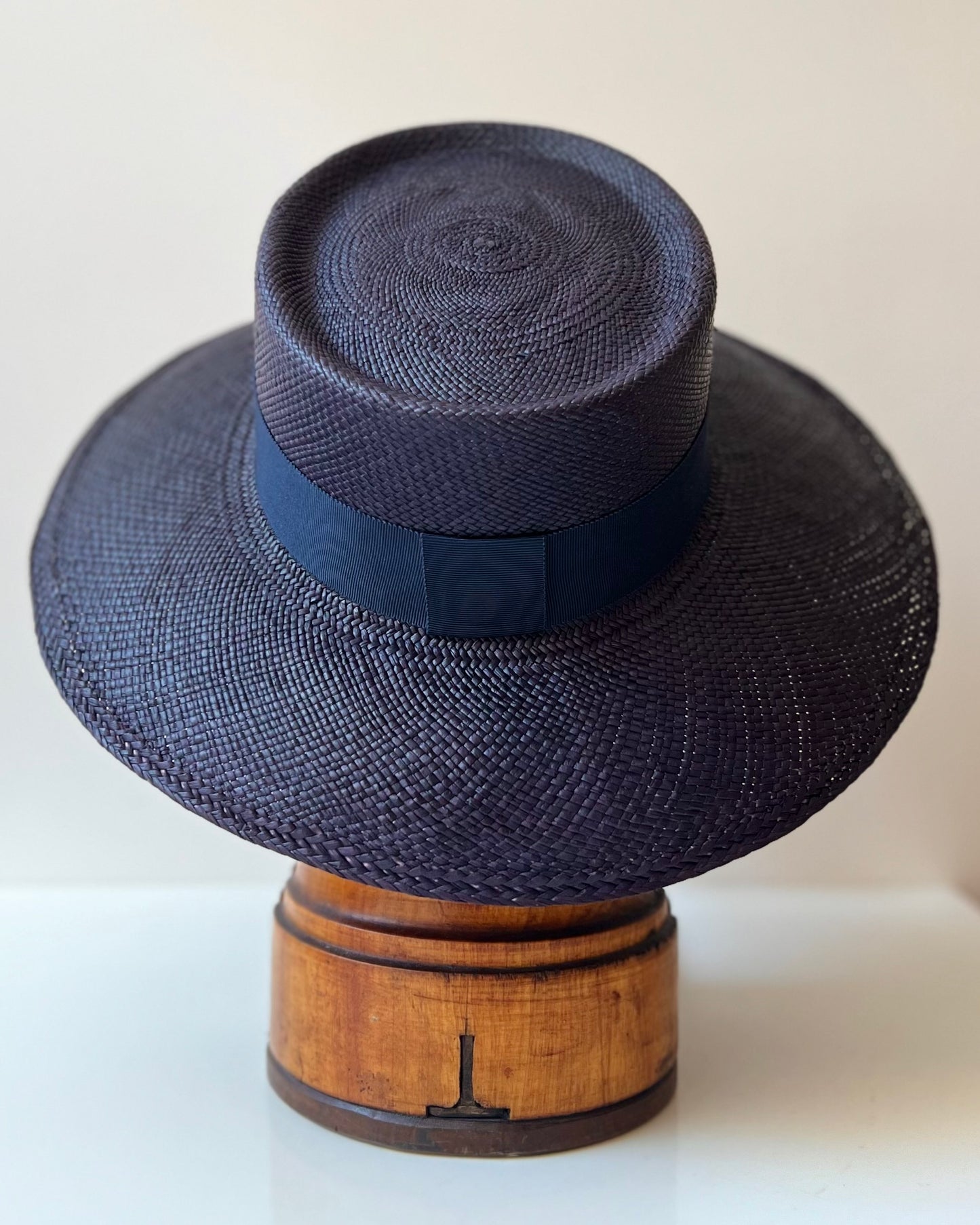 Denise bord Dior Cloche bleu nuit