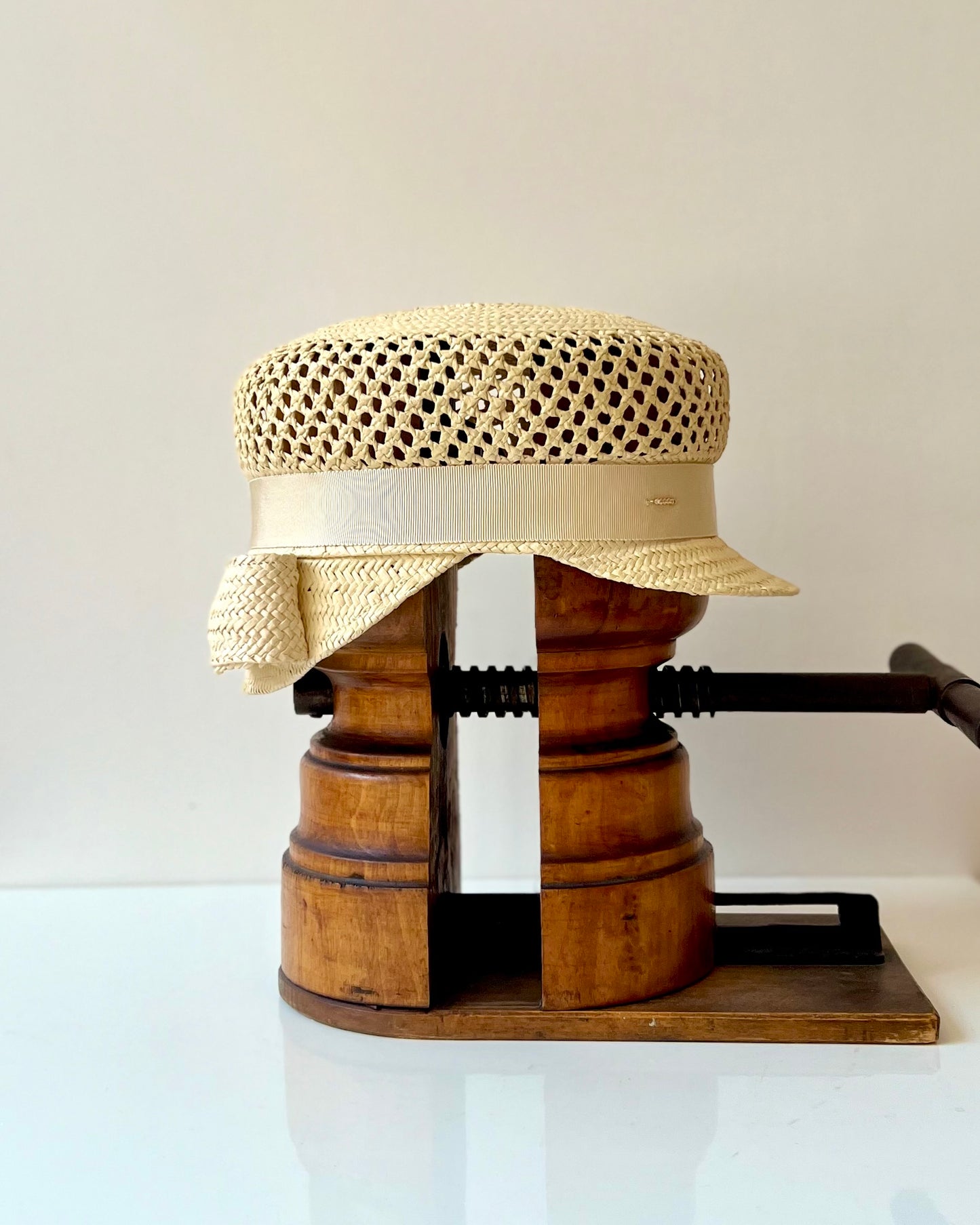 Casquette Martine longue noeud paille ajourée