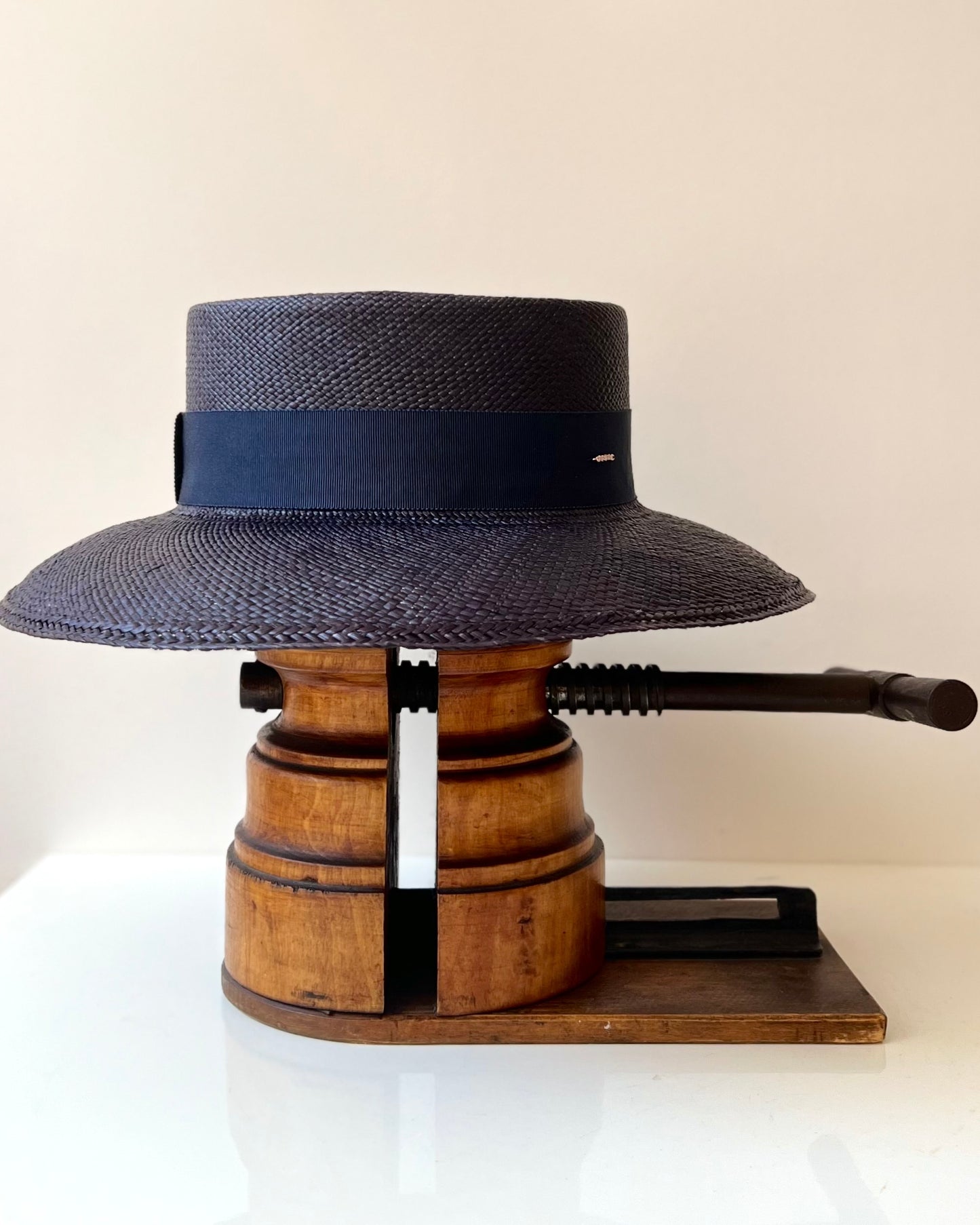 Denise bord Dior Cloche bleu nuit