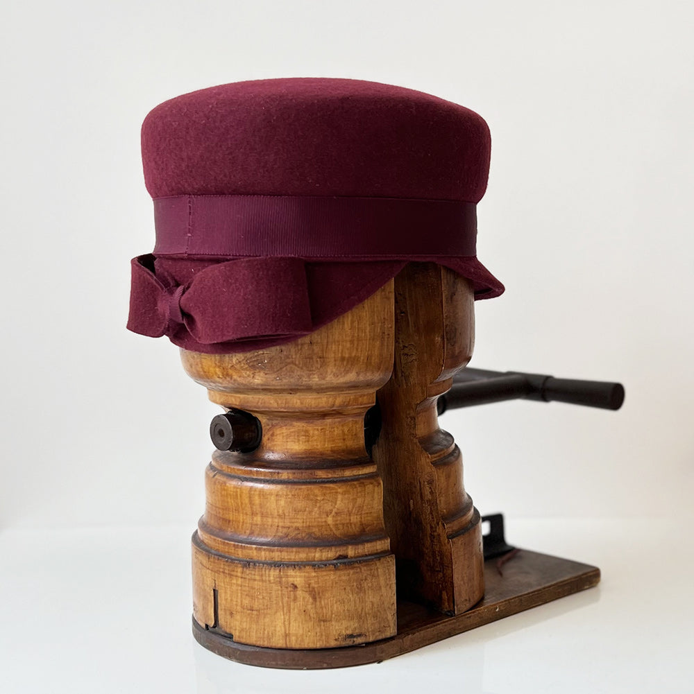Casquette Martine Bordeaux foncé Noeud longue feutre mérinos
