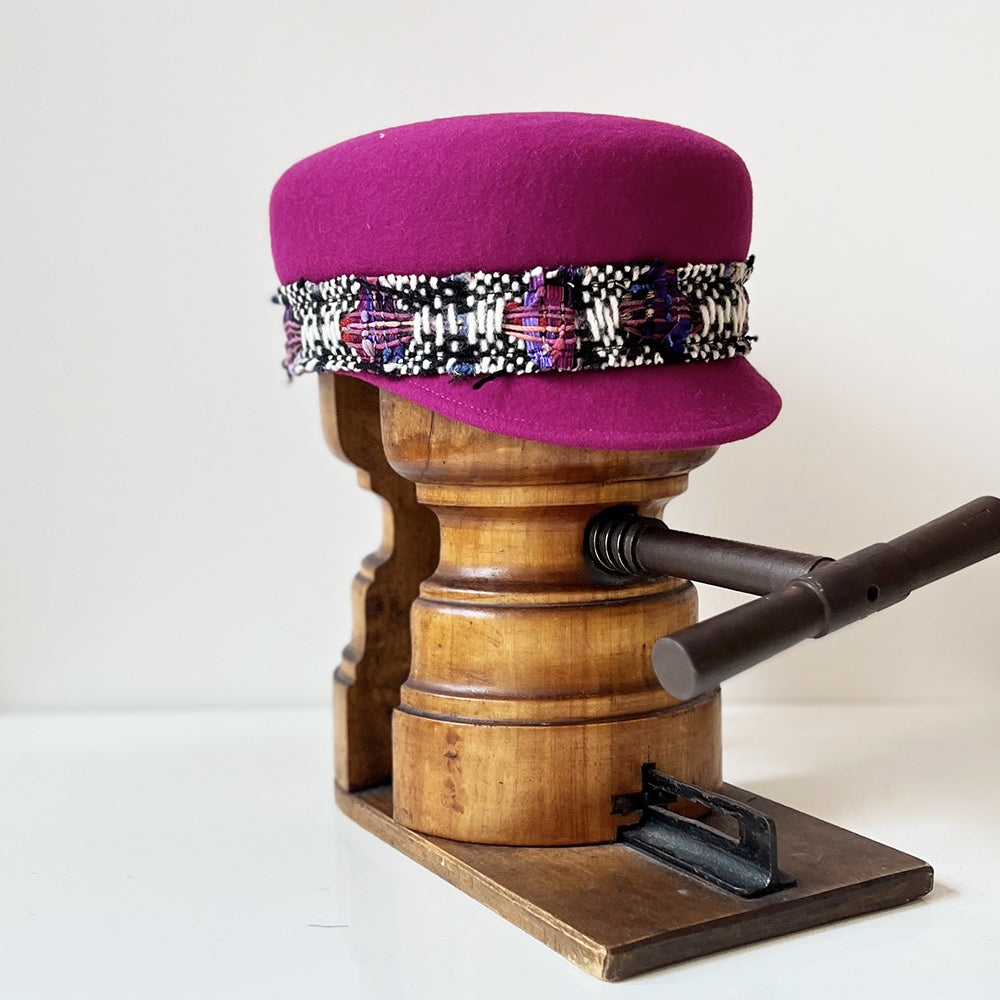 Casquette Martine courte Fuchsia feutre laine merinos + bandeau Tweed Chanel amovible