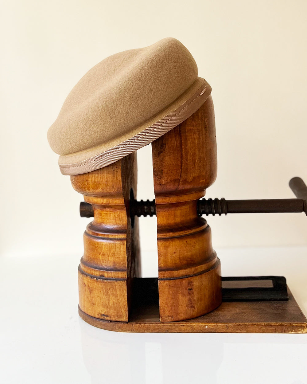 Béret Toque Reine feutre sable beige