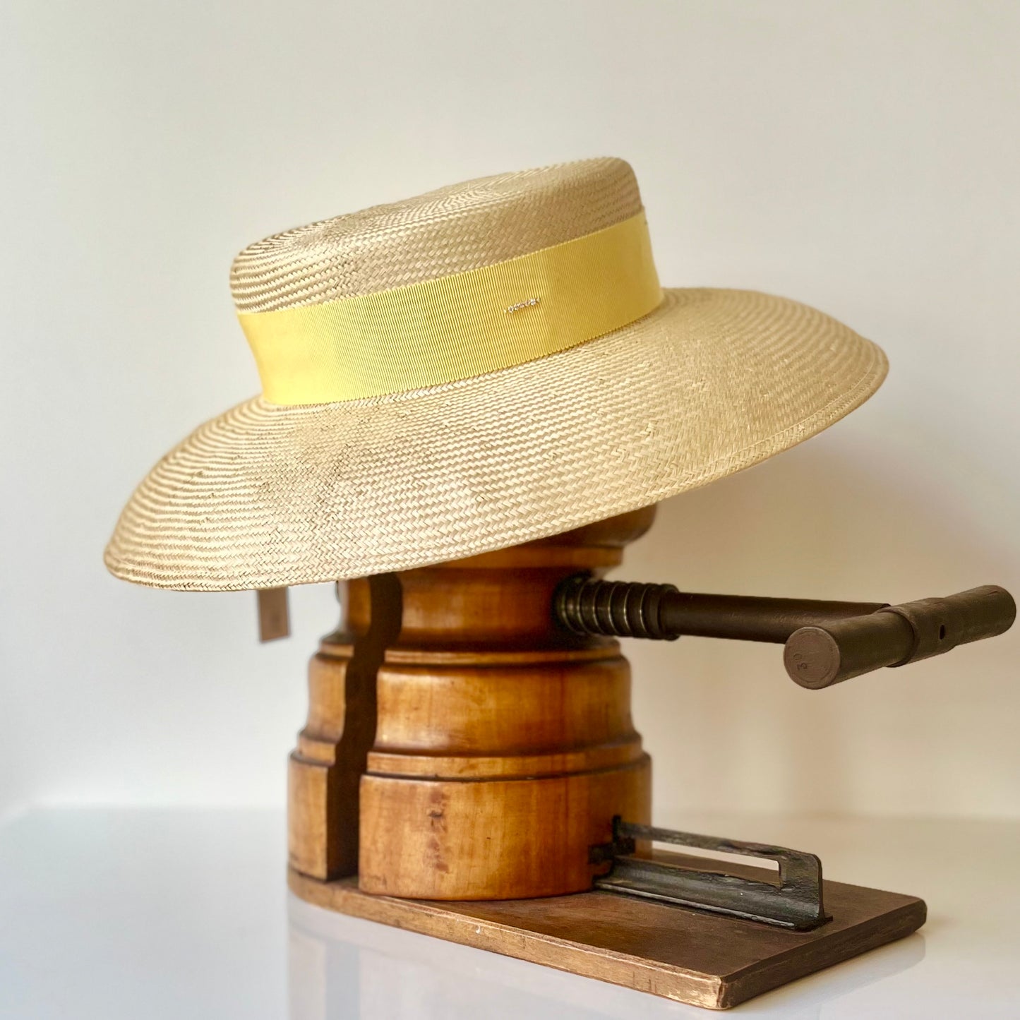 Chapeau cloche inspiration Dior jaune
