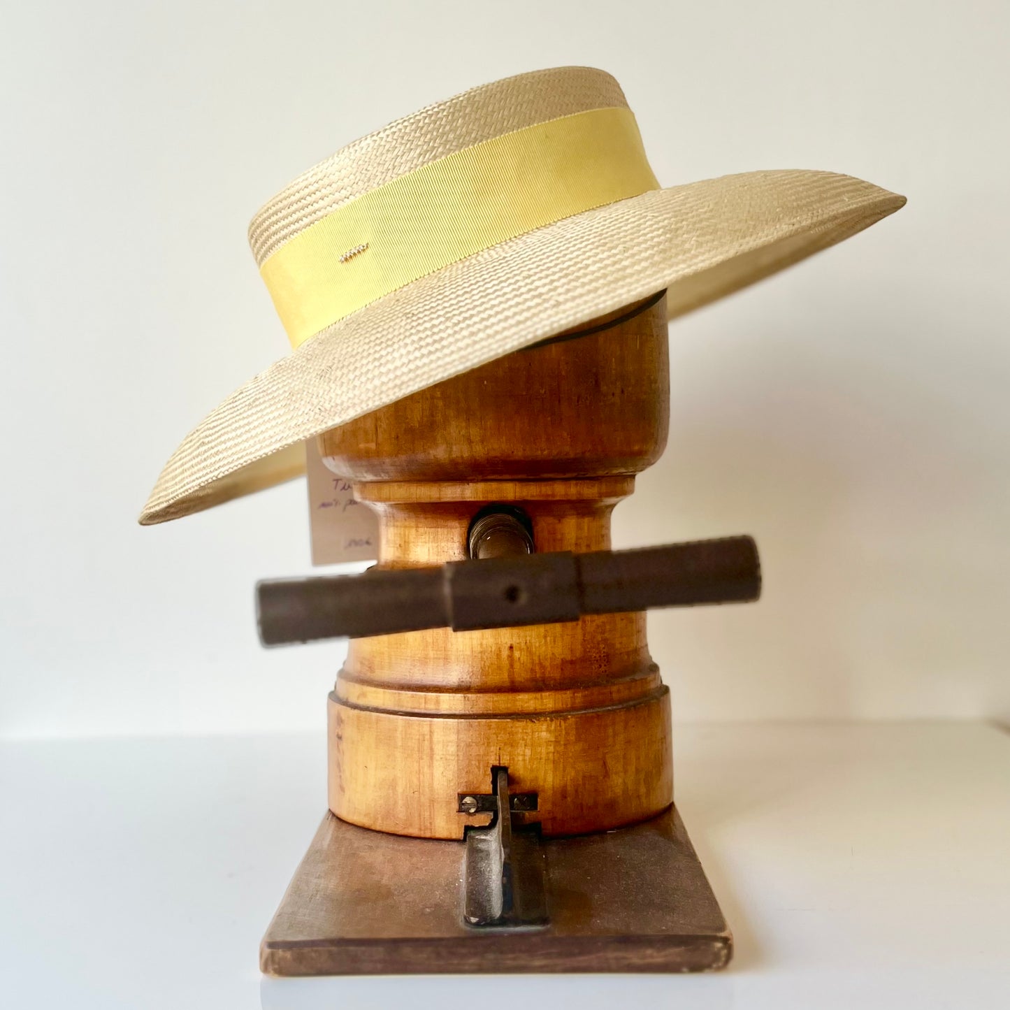 Chapeau cloche inspiration Dior jaune