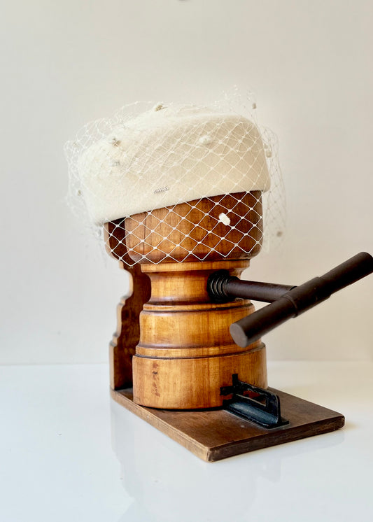 Chapeau Toque Kennedy Feutre ivoire Voilette