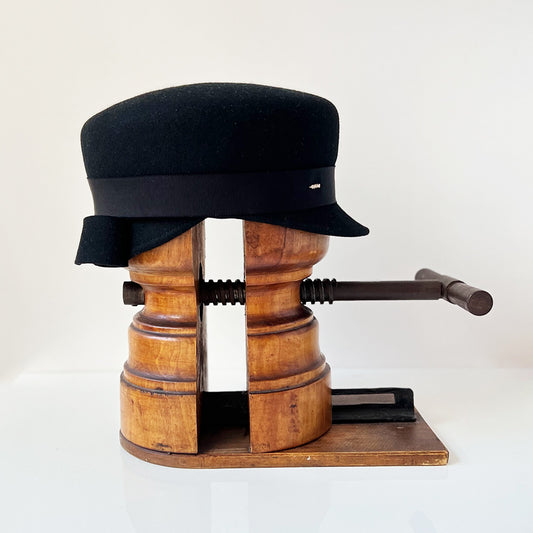 Casquette Martine Noire Noeud longue feutre mérinos