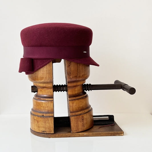 Casquette Martine Bordeaux foncé Noeud longue feutre mérinos